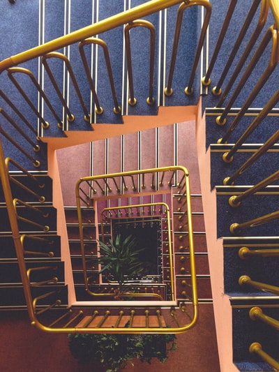 架空空的螺旋楼梯的照片
